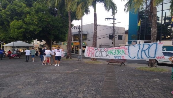 Cerca de 20 pessoas participaram de ato contra Bolsonaro em Rio Branco